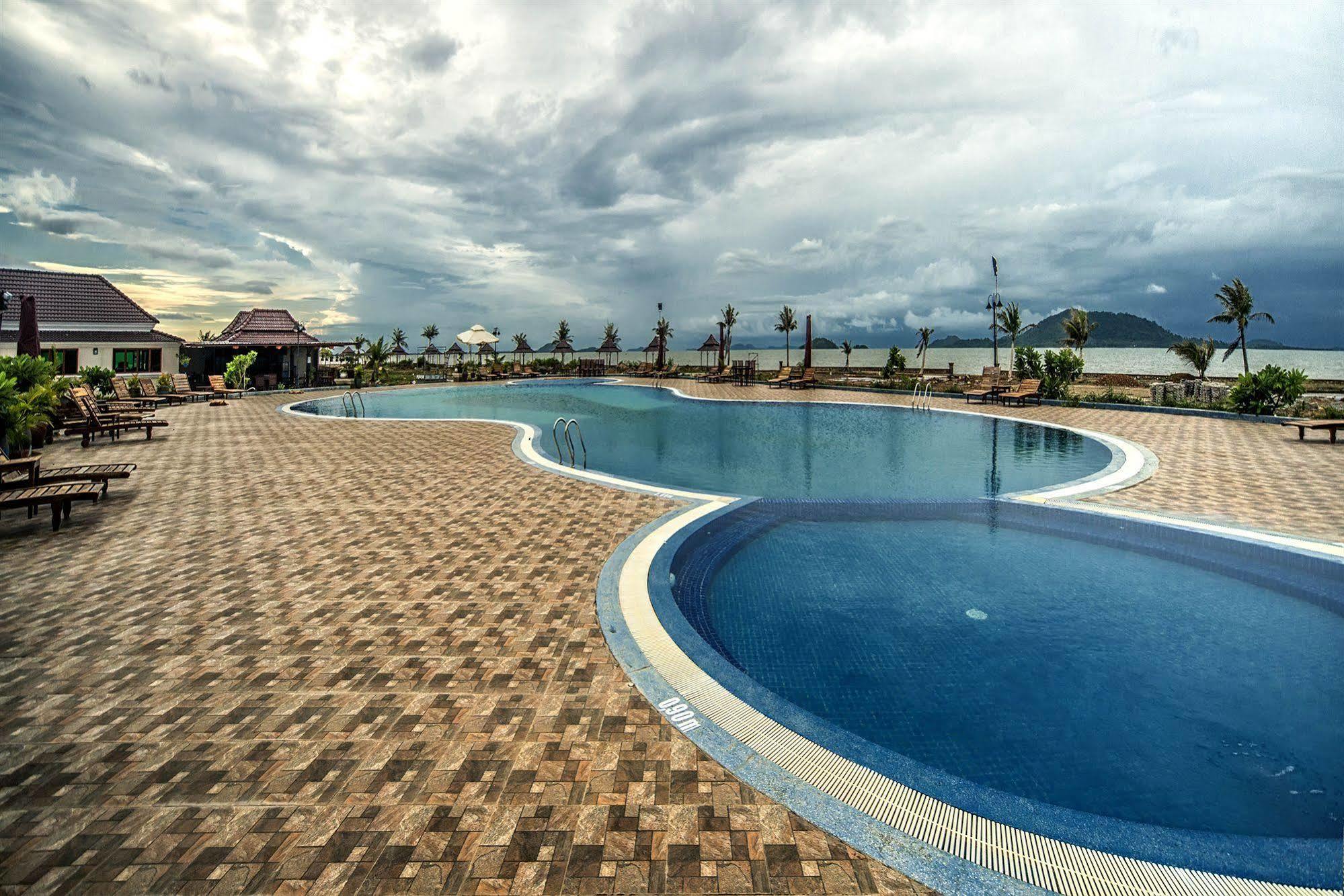 Rock Royal Hotel & Resort Kep Exterior foto